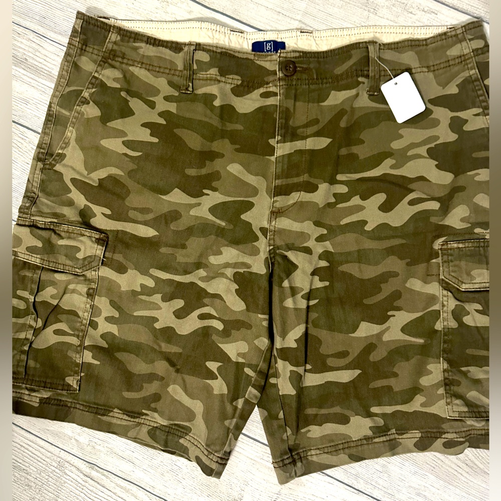 Men's Camouflage Cargo Shorts
Men’s 
Size 38